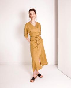 Préparez-vous à vous envelopper de fantaisie avec la robe enveloppante dorée Field couleur demi-manche col en v solide robe en lin pour femmes - Product Image 1
