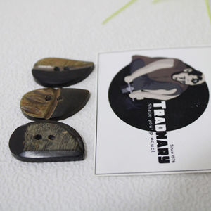 Botón de cuerno de búfalo de abrigo largo natural hecho a mano en forma de hoja y diseño tallado botones de Color negro y marrón para prendas Tradnary - Product Image 1