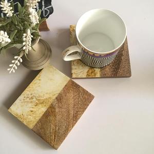 Paquete de 4 portavasos cuadrados elegantes y duraderos, posavasos de resina con acabado de textura de madera, accesorio elegante para mesa de centro para el hogar - Product Image 5