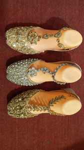 Paire de chaussures Khussa pour femmes avec semelle intérieure en cuir léger Payals Semelle intérieure en cuir véritable et peluche EVA pour les saisons de printemps et d'automne - Product Image 3