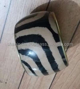 Brazalete de Metal con Diseño Elegante Estampado a Mano con Esmalte Epóxico para Mujer, Accesorio de Moda con Esmalte Estampado de Alta Calidad - Product Image 6