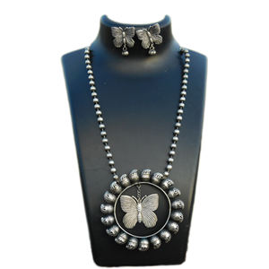 Cadena de latón con colgante redondo para mujer y niña, collar de diseño de mariposa, estilo tribal occidental, plateado - Product Image 1