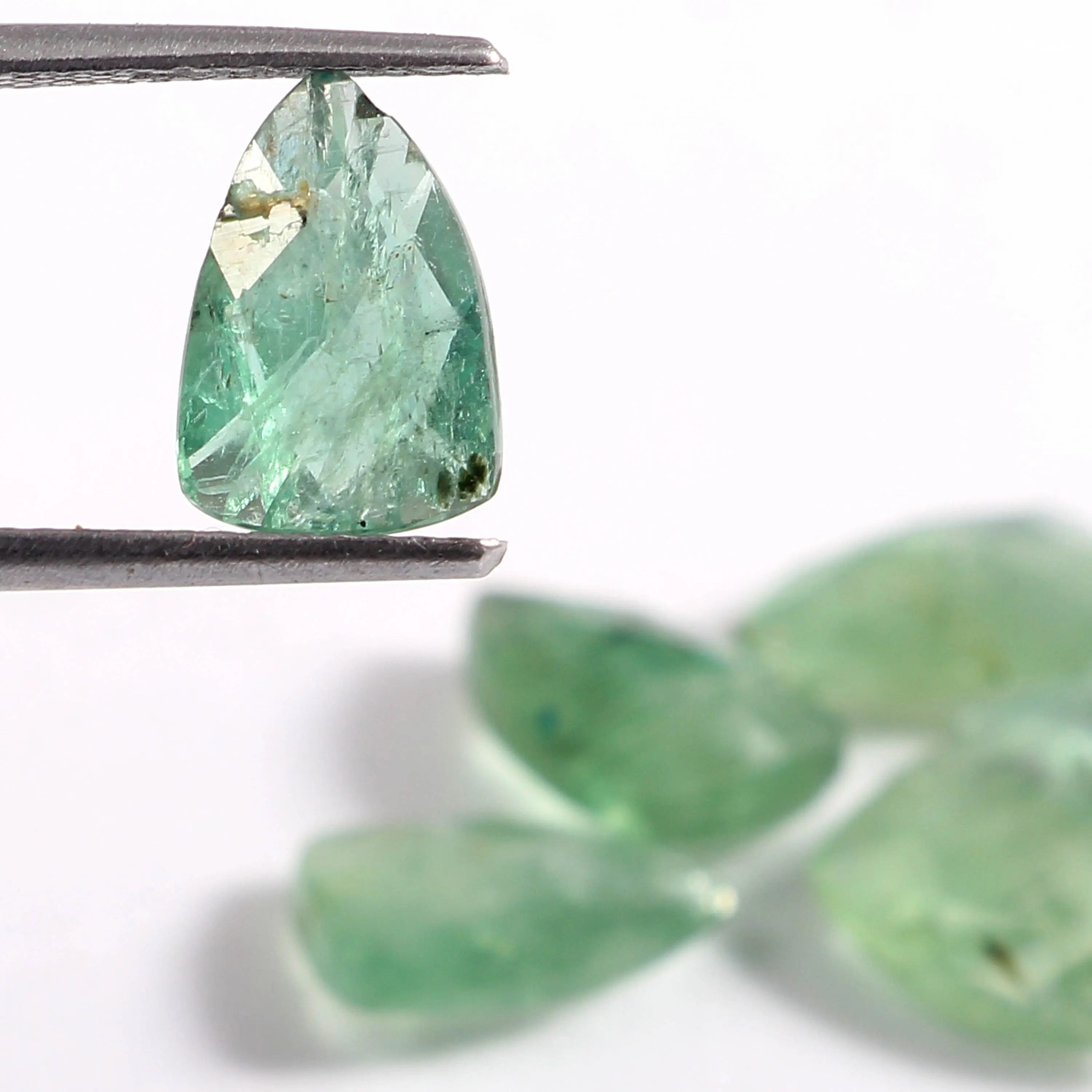 Pierres précieuses en forme de cyanite, pierres précieuses brillantes, vert menthe, conteneur fantaisie, à facettes, brillantes, découpées, qualité supérieure, couleur verte