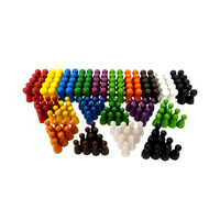 Pions en bois colorés mélangés ; pièces d'échecs en bois / jeu de ludo / jeu de société / pions