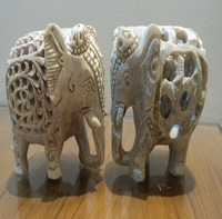 Bol décoratif indien en pierre savonneuse sculptée à la main, avec bordure en laiton perforé, pour fruits secs