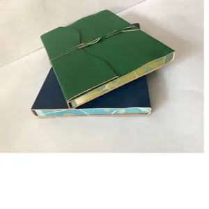 Journaux en cuir sur mesure avec bords en papier marbré également disponibles avec impression de logo personnalisée