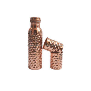 Bouteille d'eau en cuivre de haute qualité à boire avec fini de haute qualité avec ensemble de verre pour un usage domestique quotidien - Product Image 4