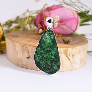 อัญมณีอูวาโรไวต์แท้จากธรรมชาติ ดีไซน์สวยงามทำมือ จี้เงินแท้ 925 จี้สวยงาม ของขวัญสำหรับ - Product Image 1