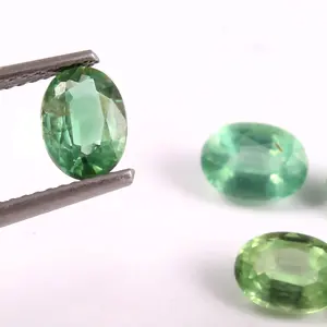 天然薄荷绿色蓝晶石椭圆形宝石，顶级品质，面向珠宝的绿色蓝晶石宽松
