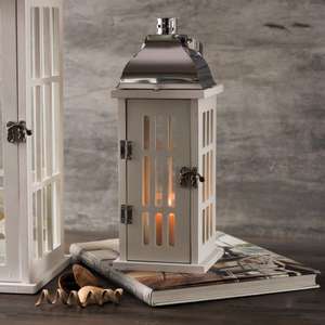 Encantadora linterna blanca con paneles de vidrio y tapa plateada para una decoración elegante del hogar e iluminación ambiental - Product Image 2