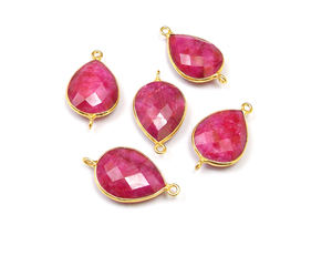 Conector de bisel de piedras preciosas de doble fianza de rubí teñido Hermosa forma de pera Latón chapado en oro facetado para la fabricación de joyas - Product Image 1