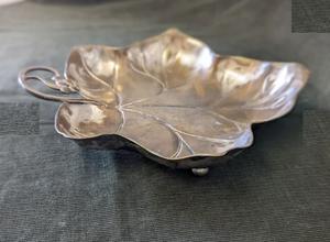 Plateau et plateau de service en métal de style nouveau avec un design en forme de feuille, parfait pour la cuisine et le rangement des aliments sur la table - Product Image 6