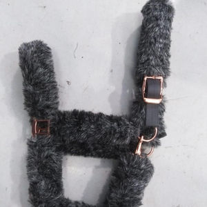 Licol de cheval fantaisie avec rembourrage en fourrure douce et épaisse, ferrures or rose, disponible dans toutes les tailles et de nombreuses couleurs - Product Image 1