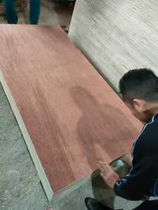 Madera contrachapada comercial de madera dura roja de alta calidad, modelo 4x8, precio competitivo, hoja de Okoume de 12mm, 15mm, 18mm, Material de abedul, muebles E0 - Product Image 4