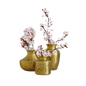 Modernos Floreros de Latón Dorado en Tres Tamaños y Formas Diferentes, Floreros Hechos a Mano para Decoración de Mesa de Boda - Product Image 1
