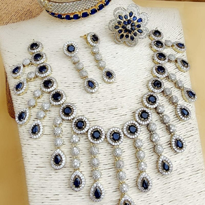 ชุดเครื่องประดับเพชรแฟนซีล่าสุด สร้อยคอ ต่างหู กำไล แหวน สำหรับผู้หญิงสวยๆ ช้อปปิ้งเครื่องประดับ M Creation ในอินเดีย - Product Image 1