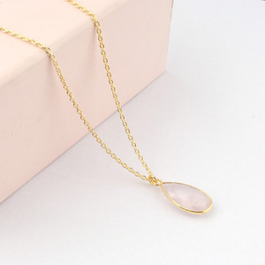 Elegante último collar con colgante de cuarzo rosa en forma de lágrima chapado en oro Ajuste de bisel joyería de moda para regalo de compromiso - Product Image 6