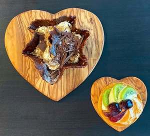 Tabla de cortar de madera hecha a mano en forma de corazón con acabado liso, ideal para uso en cocina y servicio - Product Image 6