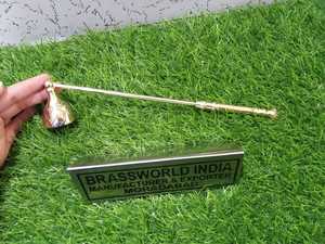 ที่ดับเทียนทองเหลืองขัดเงาพร้อมด้ามไม้ อุปกรณ์ทางศาสนาสำหรับโบสถ์ Brassworld India - Product Image 3