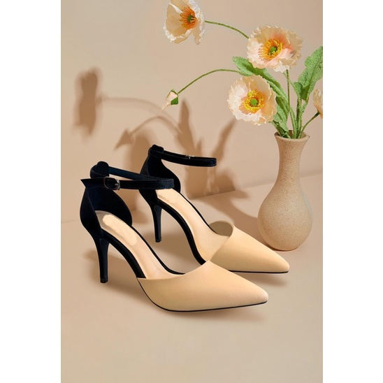 สีดำและสีเบจ