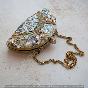 กระเป๋าคลัทช์ทองเหลืองฝังมุกประดับตกแต่ง - Product Image 3