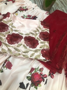 Lehenga — Blouse en soie crêpe à impression numérique, 3 couches, chemisier de travail brodé et paillettes, Zari en soie Satin - Product Image 2