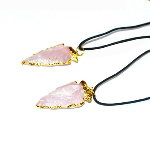 Collar con Puntas de Flecha de Cuarzo Rosa Electrochapadas: Collar con Puntas de Flecha de Cuarzo Rosa Electrochapadas en Venta - Product Image 1