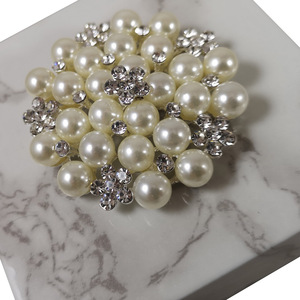 Broche grande perle pour décorations de mariage - Product Image 2