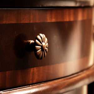 Aparador de Caoba con Frente Curvo, Estilo Americano Clásico Antiguo, Mueble de Madera Sólida para Sala de Estar, Hogar u Hotel - Product Image 3