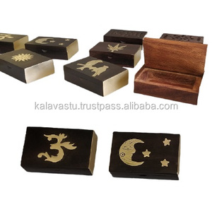Caja tallada de madera pequeña hecha a mano de diseñador con prueba de estilo religioso con incrustaciones de latón y caja tallada de madera aprobada - Product Image 1