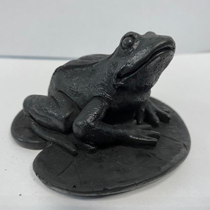 Shungite "กบบนใบไม้" รูปแกะสลัก