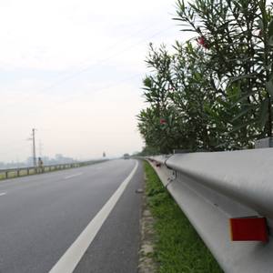 Valla de Protección Galvanizada por Inmersión en Caliente con Recubrimiento en V de Alta Calidad para Barrera de Seguridad Vial, Estándar JIS H8641 - Product Image 6