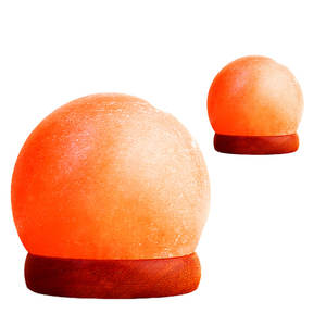 Illuminez votre espace avec la grande lampe en forme de boule de sel rouge et blanc de l'Himalaya de Sian Enterprises - Product Image 1
