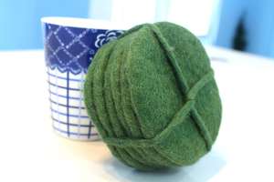 Ensemble de sous-verre en feutre vert de luxe de 10 cm fait à la main 100% laine naturelle écologique avec support pour la décoration intérieure - Product Image 4