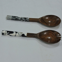 Desain Terbaik SCI trendi kualitas kerajinan piring Salad kayu grosir dengan Enamel dicetak pegangan desain terbaru Salad Set Server