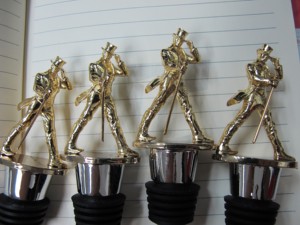 จุกปิดขวดไวน์รูปคนทองคำ พร้อมซีลยางสีดำและฐานทรงกรวยโครเมียม - Product Image 6