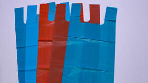 Sac en plastique HDPE biodégradable à poignée latérale, type T-shirt, coloré, prix abordable - Sac en plastique Hanoi - Product Image 6