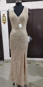 Robe de soirée grande taille avec décolleté en V sexy perlé à la main sans manches fendu devant motif de taille naturelle décorée - Product Image 2