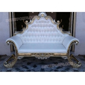 โซฟาดีไซน์เนอร์สุดหรูสำหรับงานแต่งงานแบบฮินดู โซฟาเอเชียสไตล์หรูหรา พร้อมลายแกะสลักไม้เคลือบผิว  พกพาสะดวกและปรับแต่งสีได้ - Product Image 6