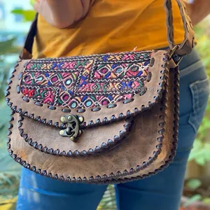 Banjara-Bolso de hombro de cuero para mujer, bolsa de hombro de estilo indio, bohemio, de trabajo, con parche