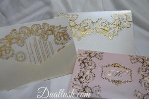 Boîte d'invitation de mariage en daim <span class=keywords><strong>rose</strong></span> doré faite à la main avec monogramme personnalisé en feuille d'or et carte de mariage en acrylique transparent - Product Image 1