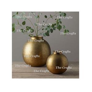 Ensemble de deux pots à fleurs artificielles modernes en laiton/aluminium de différentes tailles, couleur or, vase pour utilisation sur table de mariage - Product Image 1