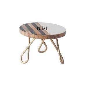 Soporte para pasteles de aspecto lujoso con acabado negro antiguo en forma redondeada con marco metálico dorado para decoración de mesa. - Product Image 2