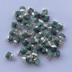 Pendentif de connecteur en pierre brute émeraude précieuse naturelle en argent sterling 925 avec galvanoplastie de pierres précieuses brutes en ligne Inde 2025 - Product Image 3