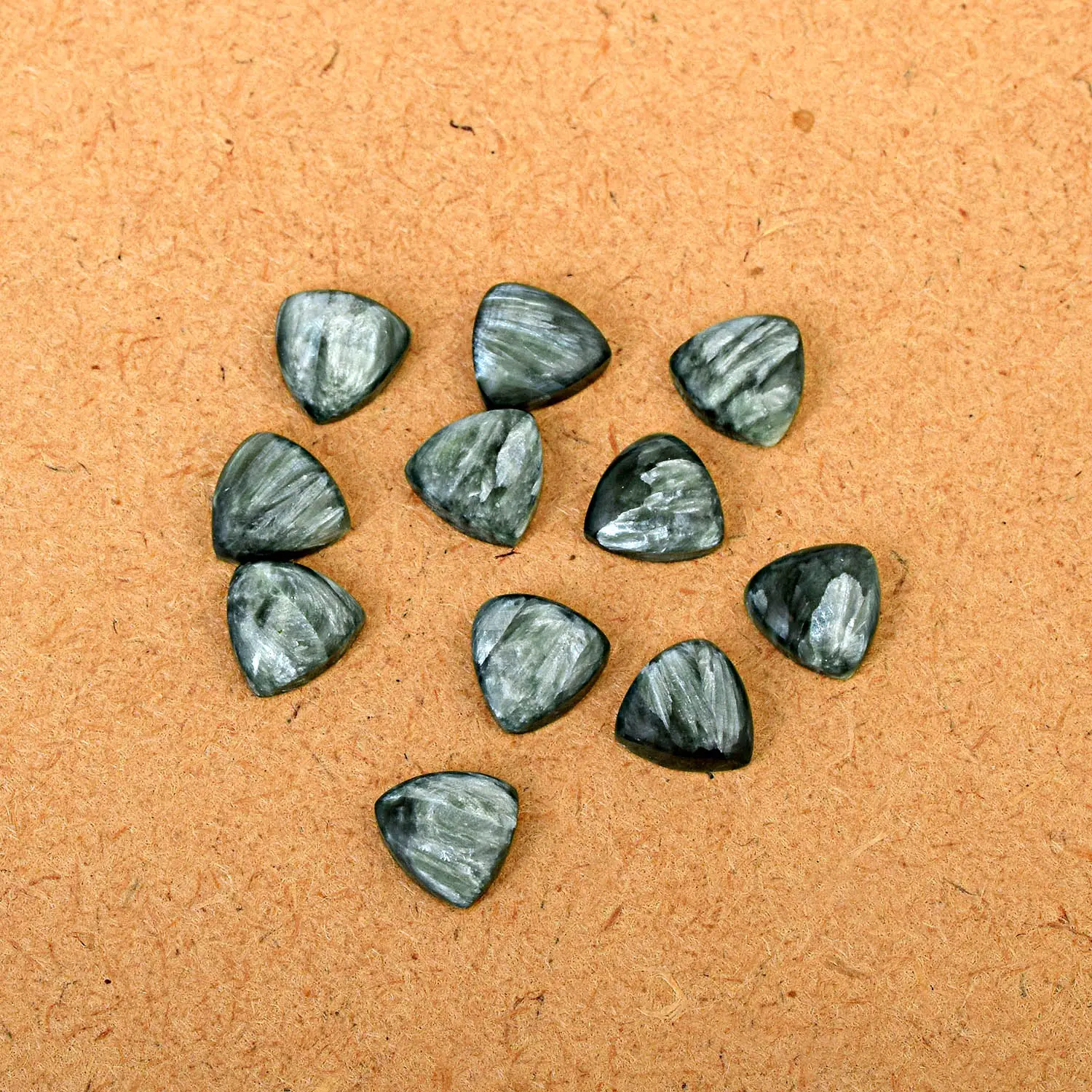 100% doğal Seraphinite 6.5 MM üçgen şekilli değerli taş gevşek Cabochon kesme ince taş takı yapımı için üreticiden