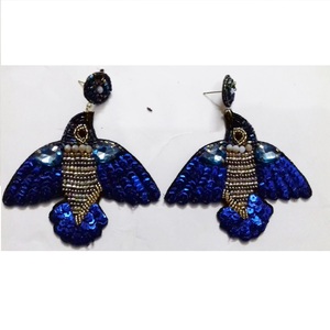 Pendientes Bordados con Cuentas de Semillas de la India, Pendientes Hechos a Mano para Mujeres y Niñas, Diseño de Loro - Product Image 4