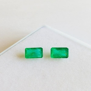 Accessoires de bijoux en vrac certifiés IGI en pierre précieuse verte coupe émeraude naturelle de qualité AAA - Product Image 2