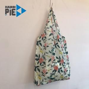 Bolso plegable reutilizable de alta calidad, bolsas de compras de poliéster, logotipo personalizado, diseño de patrón de pantalla impreso, uso diario ecológico - Product Image 1