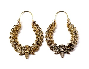 SILVER ZONE SZHE-376 Boucles d'oreilles créoles en laiton style bohème pour femme avec placage couleur or, design épuré, pour occasions spéciales - Product Image 1