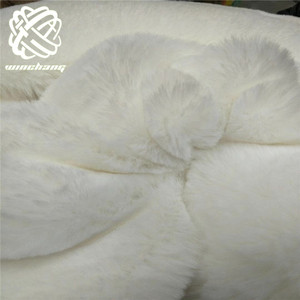 WINCHANG vente en gros de luxe blanc lapin <span class=keywords><strong>fausse</strong></span> <span class=keywords><strong>fourrure</strong></span> <span class=keywords><strong>tissu</strong></span> doux à poils courts <span class=keywords><strong>tissu</strong></span> de <span class=keywords><strong>fourrure</strong></span> pour vêtement - Product Image 2